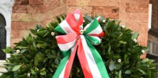 Commemorazione dei defunti e dei Caduti di tutte le guerre e Festa dell’Unità nazionale: il programma delle iniziative Corona d'alloro commemorativa - foto dal sito del Comune di Venezia
