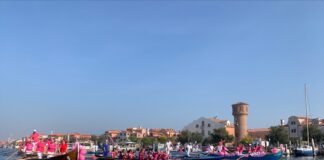 Ottobre Rosa: chiuso a Pellestrina il tour in laguna del Vaporetto Rosa Il Corteo in Rosa