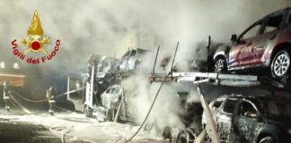 FOTONOTIZIA – Autostrada A4, camion bisarca a fuoco: distrutte 8 automobili Il camion bisarca incendiato
