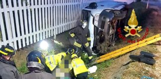 FOTONOTIZIA – Furgone finito in un fossato contro una ringhiera Il furgone finito in un fossato contro una ringhiera