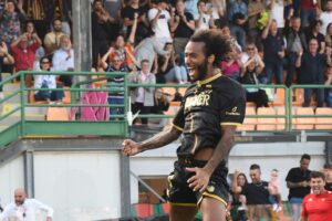 Gianluca Busio esulta dopo l'1-0 in Venezia-Parma (Foto Andrea Pattaro)