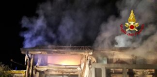 Incendio notturno sul Montello: una famiglia di Nervesa resta senza casa