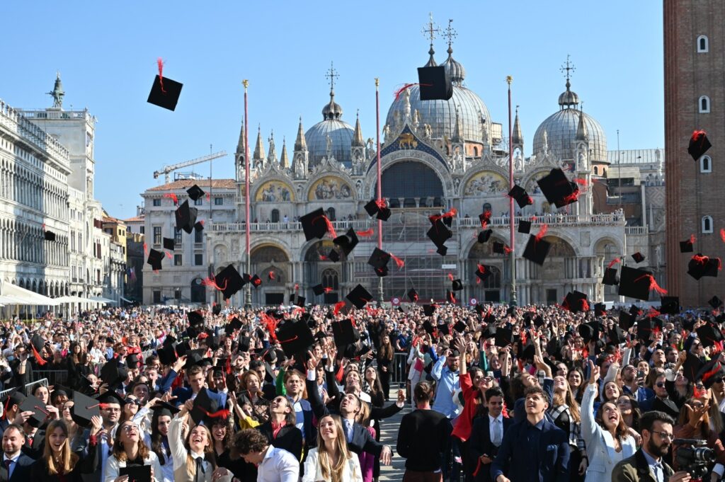 Il lancio dei tocchi durante la cerimonia di consegna dei diplomi di laurea in Piazza San Marco - foto di repertorio
