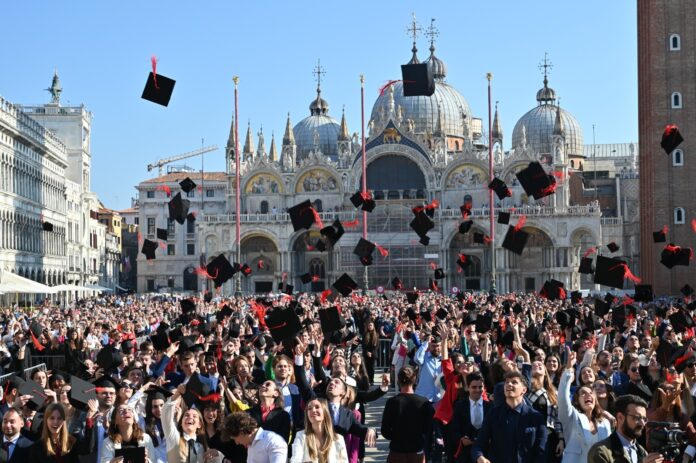 Il lancio dei tocchi durante la cerimonia di consegna dei diplomi di laurea in Piazza San Marco - foto di repertorio