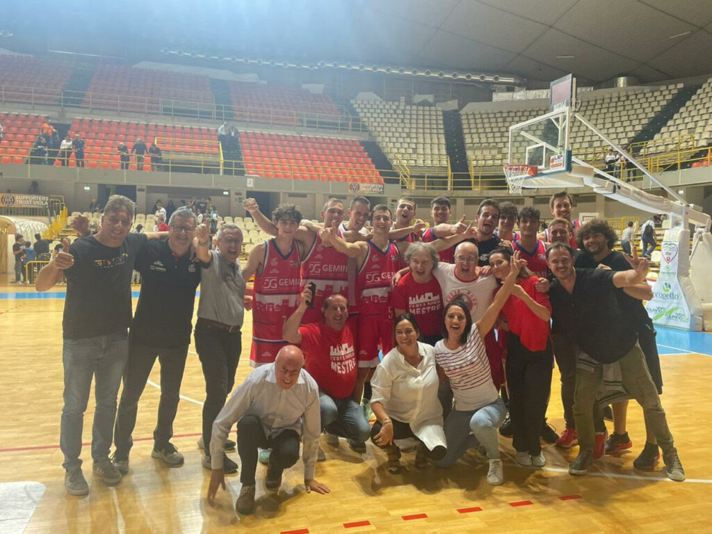 La Gemini Basket Mestre festeggia la vittora a Reggio Calabria - foto: Ufficio stampa Gemini Basket Mestre