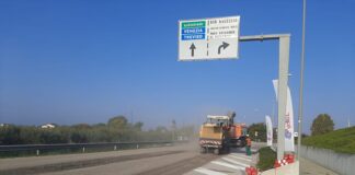 Via Piave Vecchio, asfalto rinnovato e una nuova insegna di benvenuto a Jesolo I lavori di asfaltatura e di apposizione della nuova insegna in via Piave Vecchio
