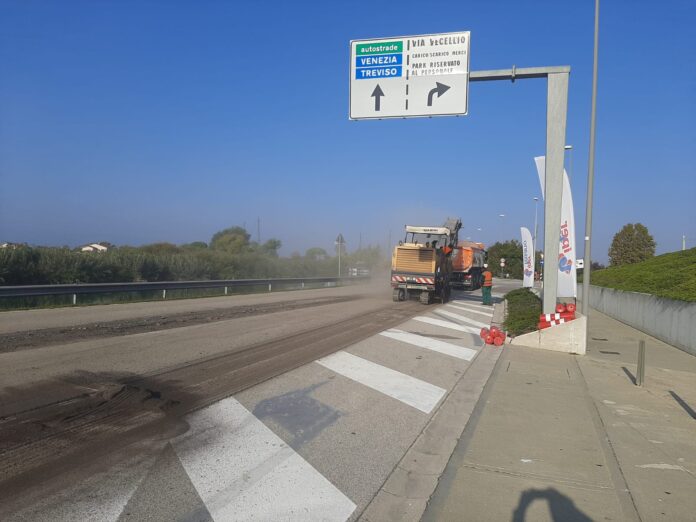I lavori di asfaltatura e di apposizione della nuova insegna in via Piave Vecchio
