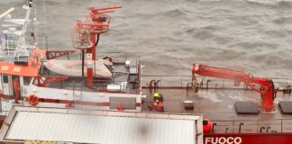 SUEM118: 41 missioni in idroambulanza anche nella giornata più ostile per il maltempo Una missione in idroambulanza del SUEM 118 con il supporto dei Vigili del Fuoco