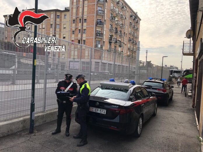 I Carabinieri e la Polizia Locale durante i controlli nel Rione Piave a Mestre