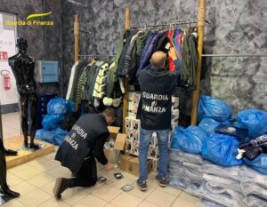 La Guardia di FInanza sequestra i falsi capi di abbigliamento Made in Italy. Notizieplus