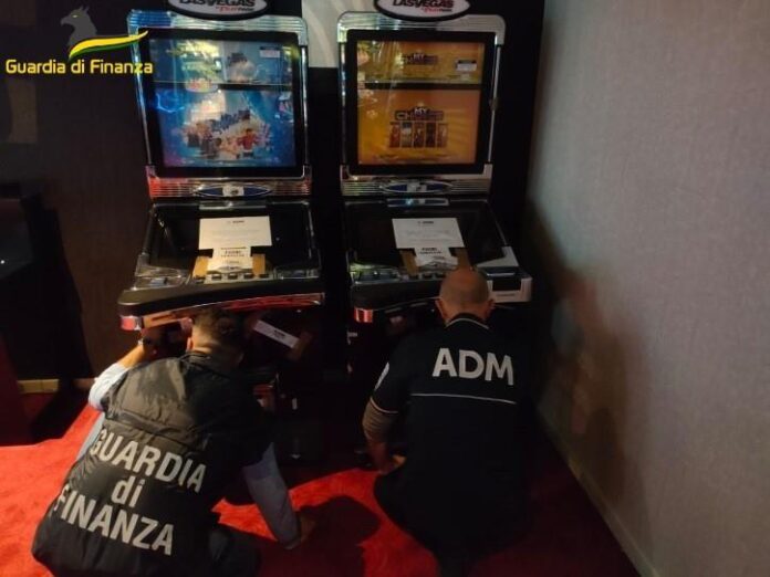 La Guardia di FInanza sequestra le due slot machines nel portogruarese