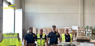 Sequestrate al Porto 8.000 borse contraffatte La Guardia di Finanza con le borse contraffatte sequestrate