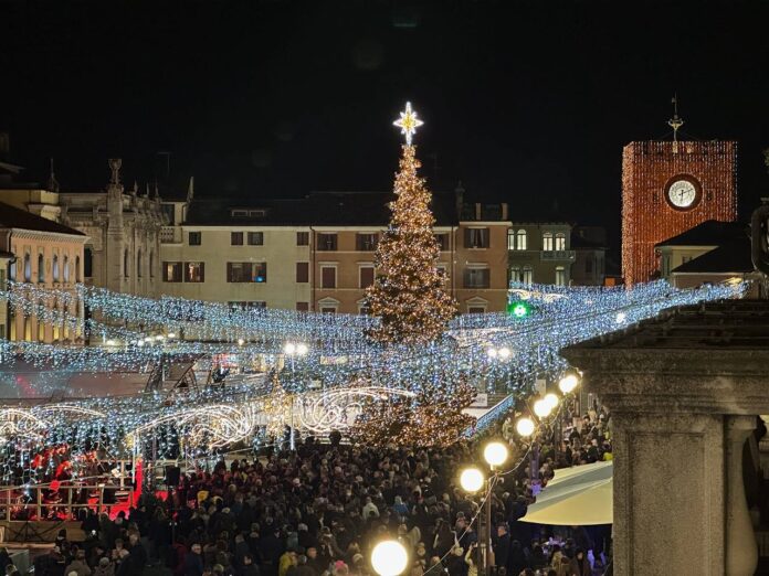 L'albero di Natale in Piazza Ferretto a Mestre