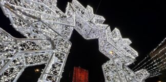 Il Natale accende Piazza Ferretto tra luminarie, mercatini e un grande albero Luminarie in Piazza Ferretto a Mestre