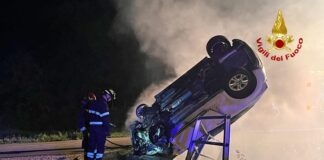 FOTONOTIZIA – Auto in fiamme e in bilico su un ponticello: salvo il conducente L'auto in fiamme in bilico sopra il ponticello