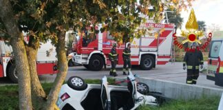 FOTONOTIZIA – Auto finisce in un canale: morto il conducente L'automobile finita rovesciata nel canale di scolo