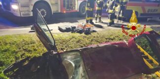 FOTONOTIZIA – Auto finisce nel fossato: ferito il conducente L'automobile finita in un fossato a Salzano