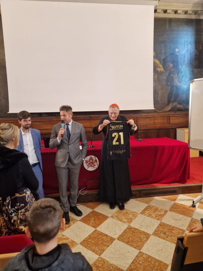 Il Patriarca di Venezia, Francesco Moraglia, riceve in dono una maglia del Venezia FC