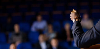 500 dipendenti ridanno vita al Teatro Comunale Mario del Monaco di Treviso male-business-executive-giving-speech_107420-63809