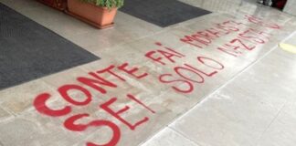 Scritte No-Vax contro Conte. “Nemici della democrazia” dice Zaia