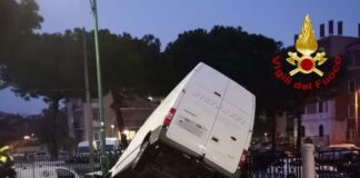 FOTONOTIZIA – Lido, furgone finisce sulle auto in sosta Il furgone finito sulle auto in sosta