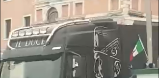 VIDEONOTIZIA – Camion inneggiante al Duce davanti all’ Hotel Bauer Camion inneggiante al Duce in Canal Grande