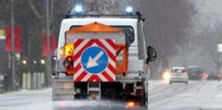 Piano neve: pronti spartineve e uomini Un mezzo spartineve in azione