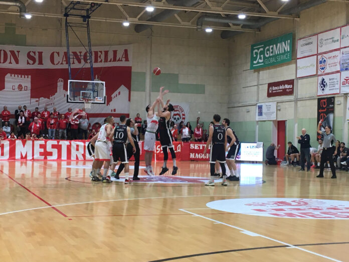 Gemini Basket Mestre- Petrarca Padova, palla a due - foto notizieplus.it