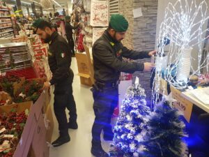 La Guardia di Finanza di Venezia sequestra i prodotti natalizi e i souvenir non conformi agli standard di sicurezza