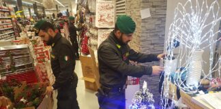 Sequestrati oltre 147mila prodotti natalizi La Guardia di Finanza di Venezia sequestra i prodotti natalizi e i souvenir non conformi agli standard di sicurezza