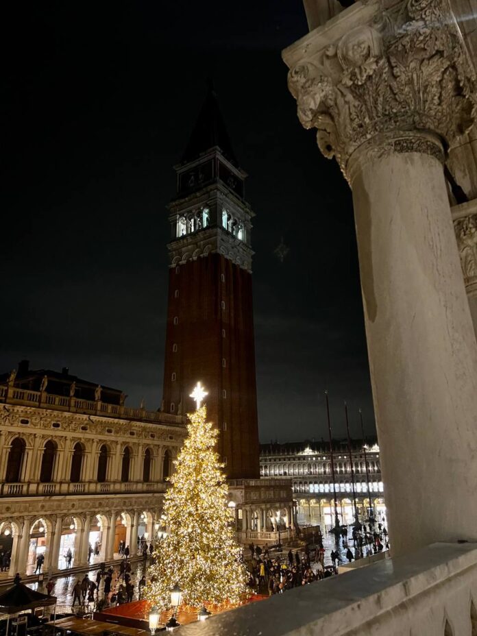 L'albero di Natale in Piazza San Marco