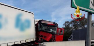 A4, scontro tra due Tir: due feriti I Tir che si sono scontrati in autostrada A4 - notizieplus.