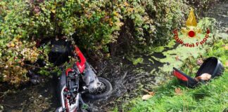 Anziano finisce con lo scooter in un canale Lo scooter finito nel canale