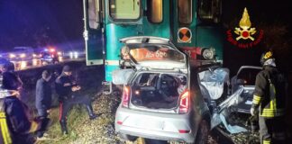 FOTONOTIZIA – Chioggia, treno investe automobile L'automobile investita dal treno a Chioggia
