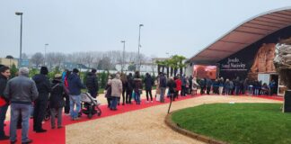 Natale, boom di visitatori ai presepi di Jesolo La fila di visitatori ai presepi di Jesolo
