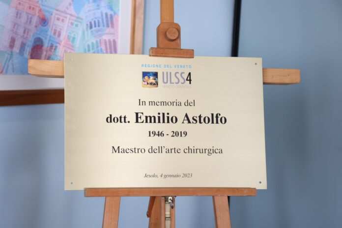 La targa in memoria del Dottor Emilio Astolfo