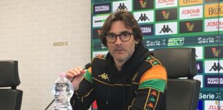 Vanoli: “Prima ci volevano giocatori, adesso ci servono uomini” Mister Paolo Vanoli, allenatore del Venezia FC, in conferenza stampa al Penzo - foto notizieplus