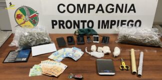 Scoperto con un chilo di droga: arrestato spacciatore La droga e il materiale sequestrato dalla Guardia di Finanza