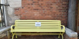 Una panchina di Ca’ Dolfin intitolata a Giulio Regeni La panchina gialla intitolata a Giulio Regeni