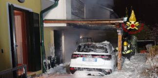 FOTONOTIZIA – Termocoperta in fiamme, la gettano dalla finestra: a fuoco una pompeiana e un’auto La pompeiana e l'autovettura incendiate dalla termocoperta