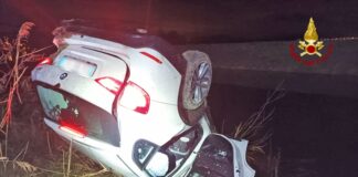 FOTONOTIZIA – Auto “vola” sopra il guardrail e si ribalta: due feriti L'automobile finita al di là del guardrail