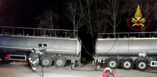 Cisterna perde acido cloridrico in autostrada A4 Il travaso dell'acido cloridrico da un'autocisterna all'altra