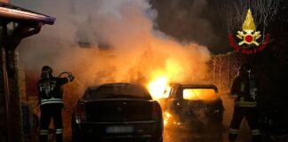 FOTONOTIZIA – Mirano, in fiamme due auto e la tettoia di una casa L'intervento dei Vigili del Fuoco a Mirano