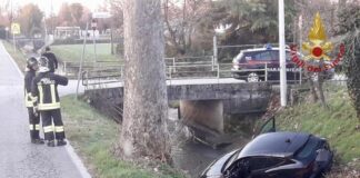 FOTONOTIZIA – Auto finisce in un fossato: due feriti L'auto finita in un fossato a Noale