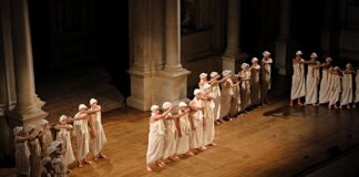 Processo a Socrate, al “Del Monaco” cade il muro invisibile tra platea e palcoscenico