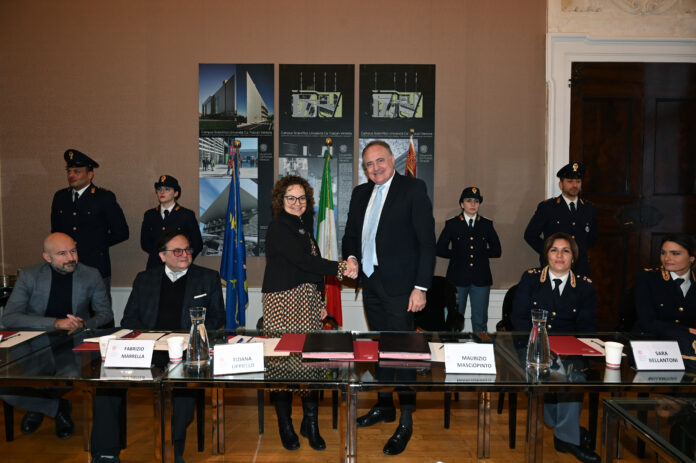 Il Questore di Venezia e la prof Tiziana Lippiello firmano l'accordo UNIQUEST ©Marco Sabadin/Vision
