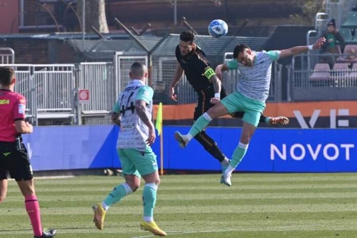 Luca Ceppitelli, capitano e difensore del Venezia FC, in un contrasto di gioco contro la SPAL - foto: Andrea Pattaro@Vision