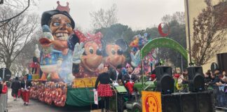 Marghera, sfilata dei carri allegorici con 900 figuranti Carri allegorici a Marghera