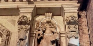 Ospedale Civile, testa di una statua si stacca durante operazioni di pulizia La statua danneggiata all'Ospedale Civile di Venezia