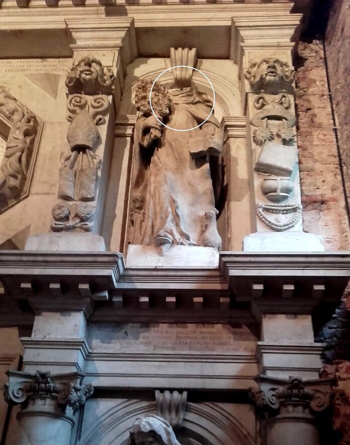 La statua danneggiata all'Ospedale Civile di Venezia